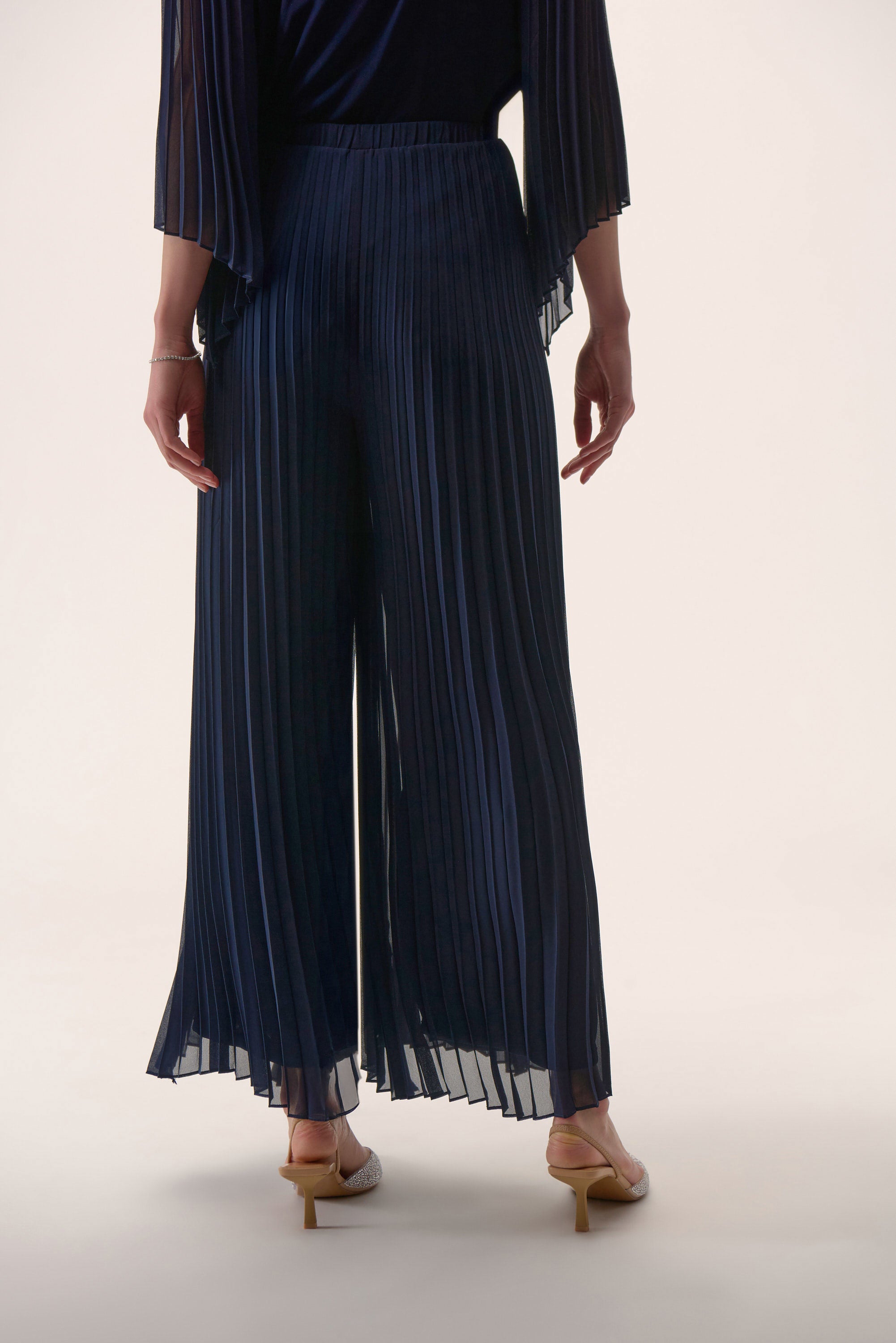 Signature | Silky Knit Straight Top with Pleated Chiffon Sleeves
254725. Signature | Pleated Chiffon Wide Leg Pants
254724 set