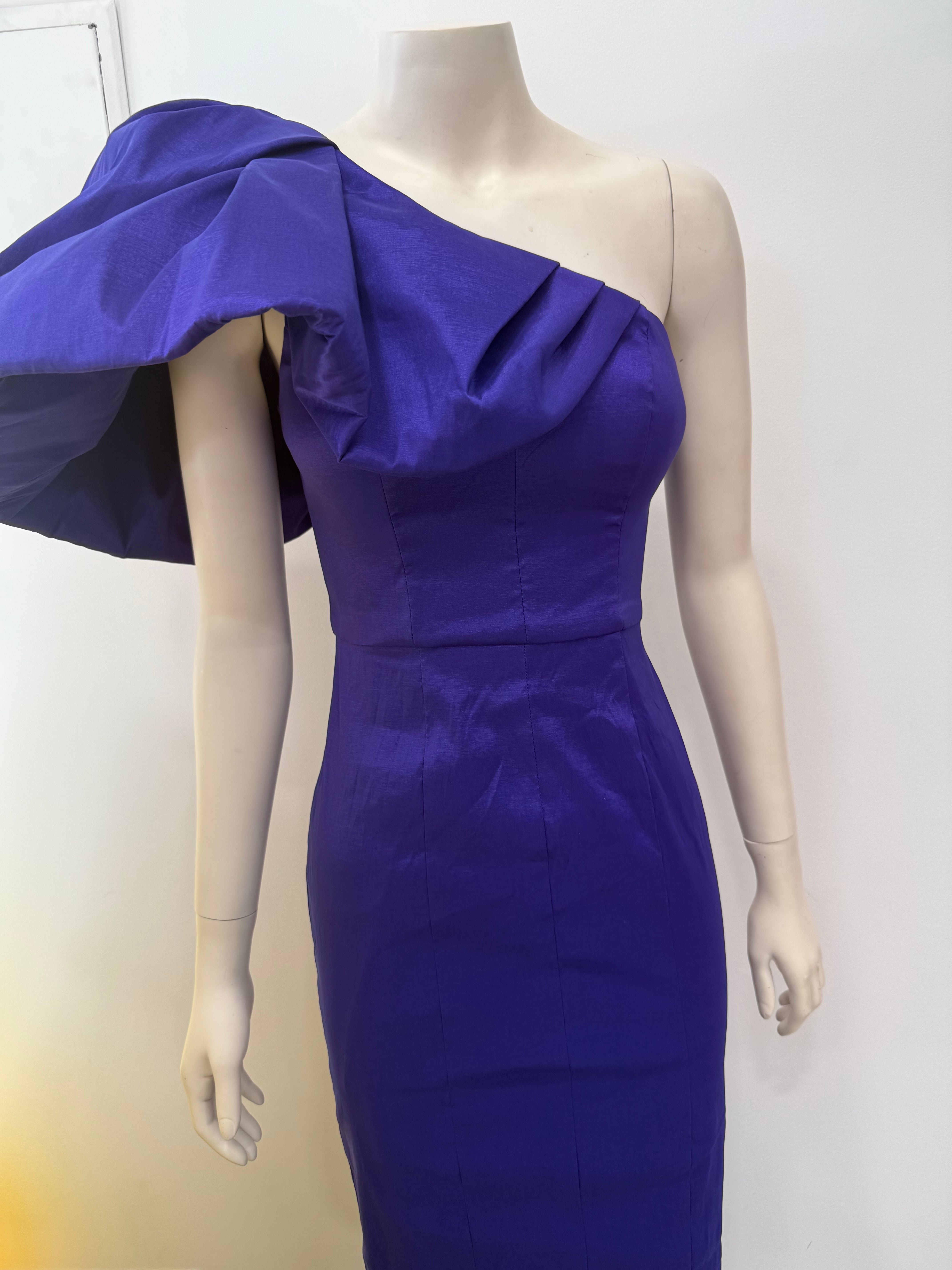 ELANOR DRAMATIC ONE SHOULDER MIDAXI B79D22L