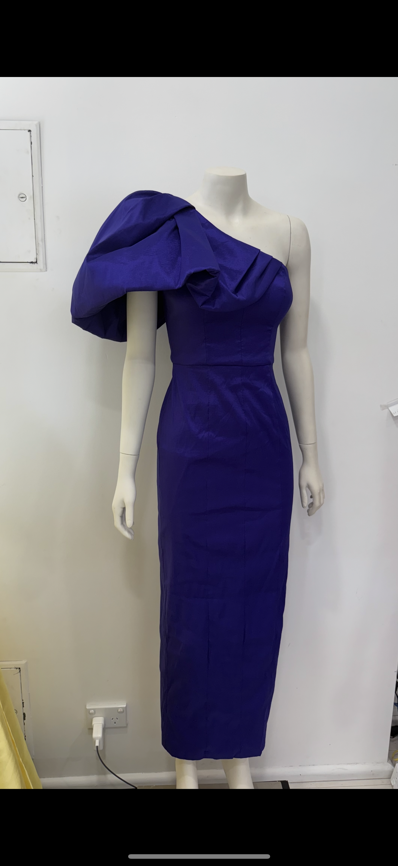 ELANOR DRAMATIC ONE SHOULDER MIDAXI B79D22L